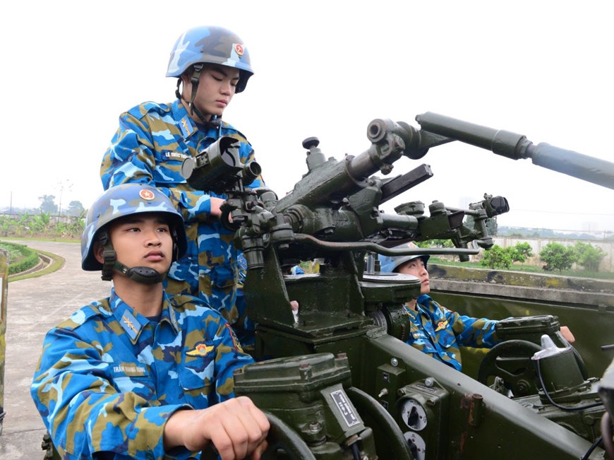 Các pháo thủ tập trung cao độ. Các pháo thủ tập trung cao độ.