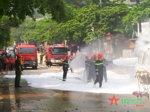 Điện Biên: Xe cấp cứu bị cháy rụi do bình oxy phát nổ