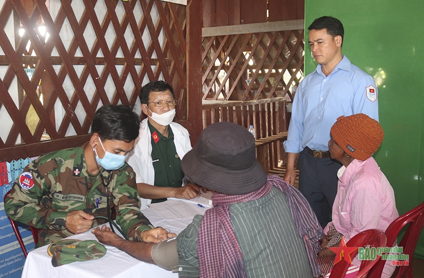 Bộ CHQS tỉnh Đắk Lắk: Khám bệnh, cấp thuốc cho nhân dân tỉnh Mondulkiri (Campuchia)