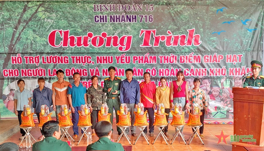 Lãnh đạo Chi nhánh 716 trao gạo, nhu yếu phẩm tặng người lao động. 