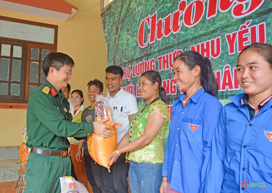 Trung tá Hoàng Xuân Thắng, Bí thư Đảng ủy, Phó giám đốc Chi nhánh 716 (Binh đoàn 15) trao gạo, nhu yếu phẩm tặng người lao động.