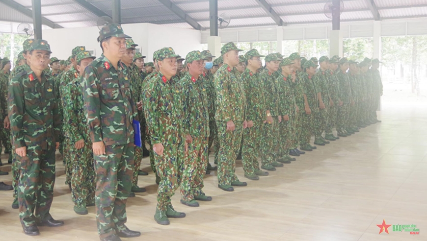 Cán bộ quân nhân dự bị tại buổi khai mạc. 
