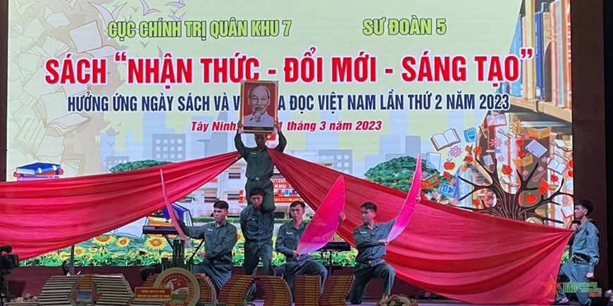 Tiết mục văn nghệ tại buổi khai mạc. 