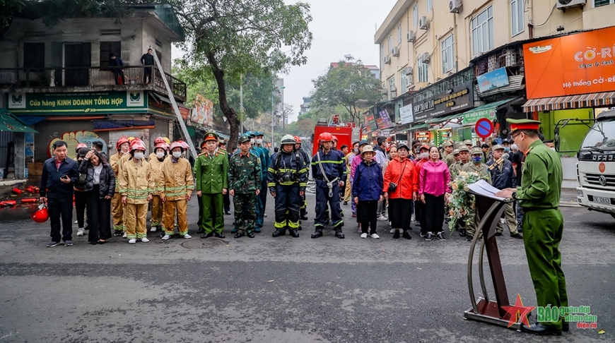 Trong thời gian qua, lực lượng dân phòng phường Trúc Bạch (Hoàn Kiếm) đã tham gia xử lý hàng chục vụ cháy ngay từ lúc ban đầu, không để cháy lớn xảy ra trên địa bàn; thường xuyên tổ chức phối hợp tuần tra, kiểm tra dọc các tuyến phố, cơ sở kinh doanh trên địa bàn để kịp thời phát hiện sự cố cháy, nổ và tham gia chữa cháy. 