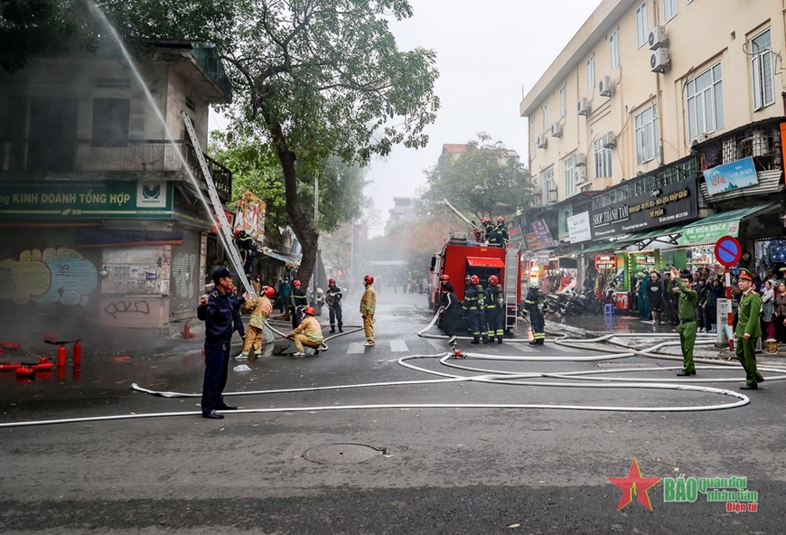 Các lực lượng triển khai phương án chữa cháy.   