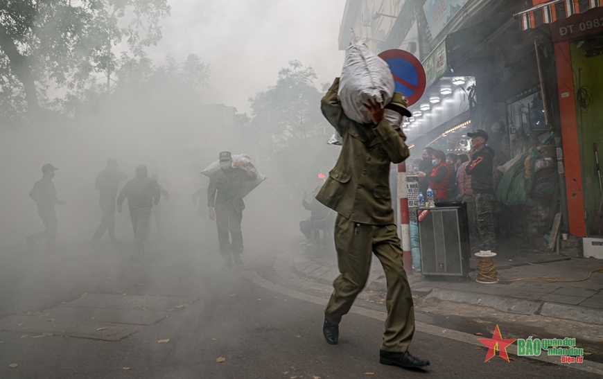 Lực lượng tại chỗ nhanh chóng có mặt sơ tán tài sản, con người để hạn chế thiệt hại do hỏa hoạn. 