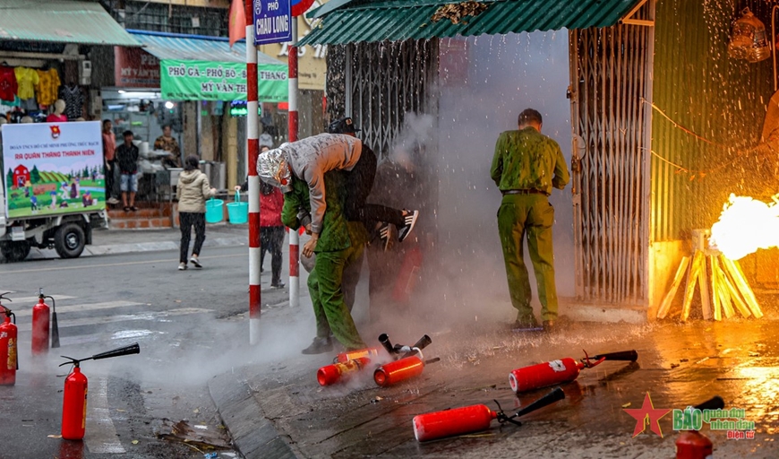 Ban quản lý chợ đã phối hợp với lực lượng Cảnh sát địa phương sử dụng kìm cộng lực để cắt khóa, tổ chức tìm kiếm cứu nạn, cứu hộ. 