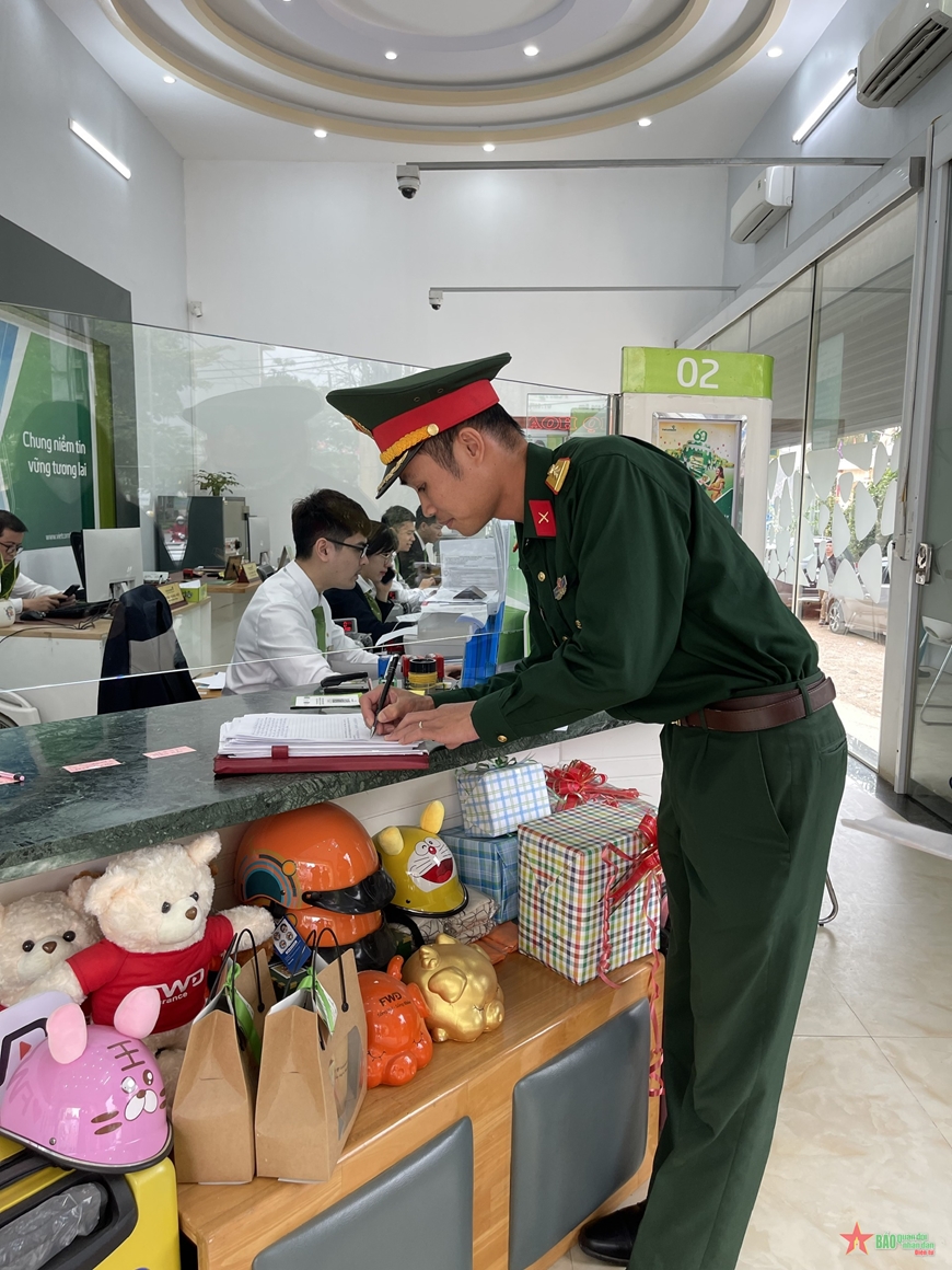 Trung úy Hoàng Văn Tuấn tại Phòng giao dịch Hữu Lũng.