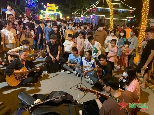 Phố đi bộ Thành cổ Sơn Tây thu hút hơn 420.000 lượt khách