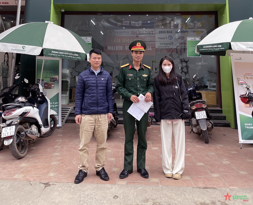  Trung úy Hoàng Văn Tuấn và chị Trương Thị Hằng tại Phòng giao dịch Hữu Lũng. 