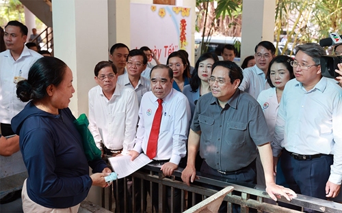 Thủ tướng Chính phủ Phạm Minh Chính thăm cơ sở y tế và trẻ em mồ côi tại Khánh Hoà
