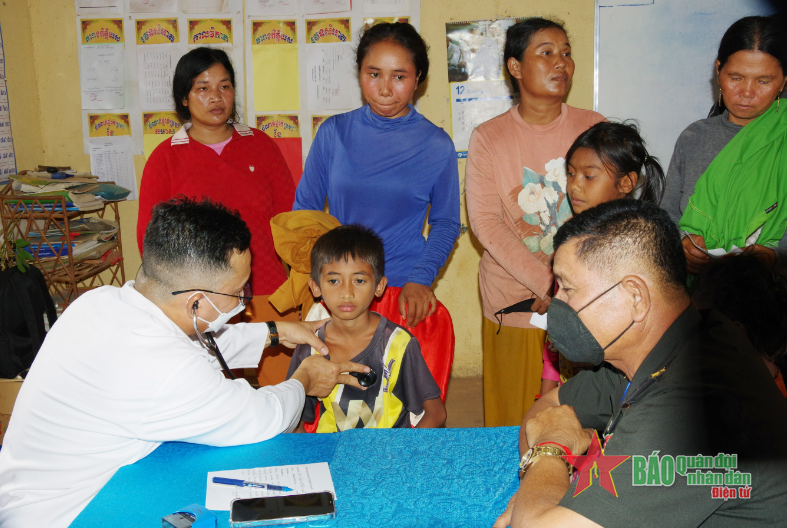  Bác sĩ khám bệnh cho trẻ em ở huyện Thala Barivat, tỉnh Stung Treng.