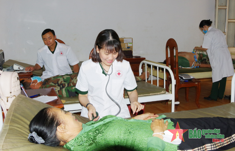 Đoàn công tác Bộ CHQS tỉnh Khánh Hòa khám bệnh, cấp thuốc miễn phí cho người dân huyện Thala Barivat, tỉnh Stung Treng. 