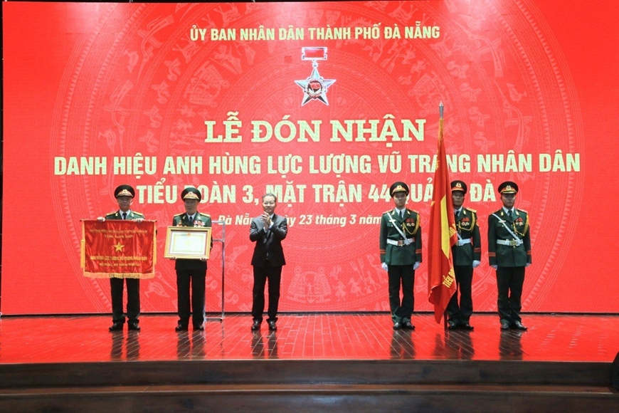 Đại diện Tiểu đoàn 3, Mặt trận 44 Quảng Đà đón nhận danh hiệu Anh hùng LLVT nhân dân, ngày 23-3-2023. 
