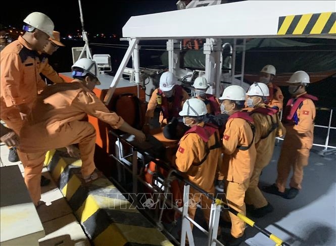 Các cán bộ, nhân viên của Trung tâm Phối hợp tìm kiếm, cứu nạn hàng hải Việt Nam đưa nạn nhân lên bờ đi cấp cứu tại thành phố Nha Trang. Ảnh: TTXVN 