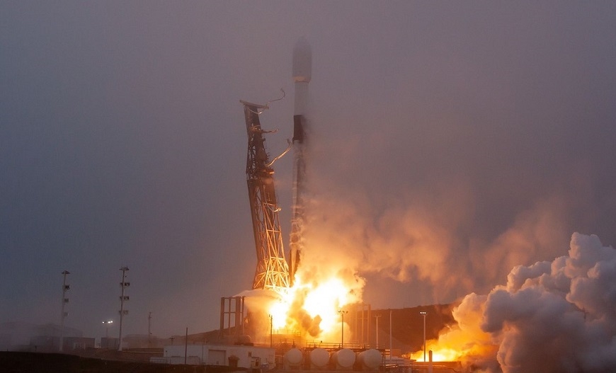 Tên lửa Falcon 9 của SpaceX phóng đi từ Căn cứ Lực lượng không gian Vandenberg, California đưa vệ tinh chống tên lửa siêu vượt âm vào quỹ đạo. Ảnh: SpaceX 