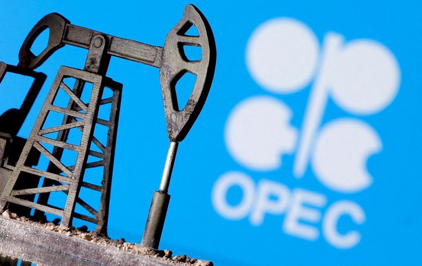 Quyết định cắt giảm sản lượng của nhiều thành viên OPEC+ đã hỗ trợ giá dầu tăng vọt. Ảnh minh họa: Reuters 