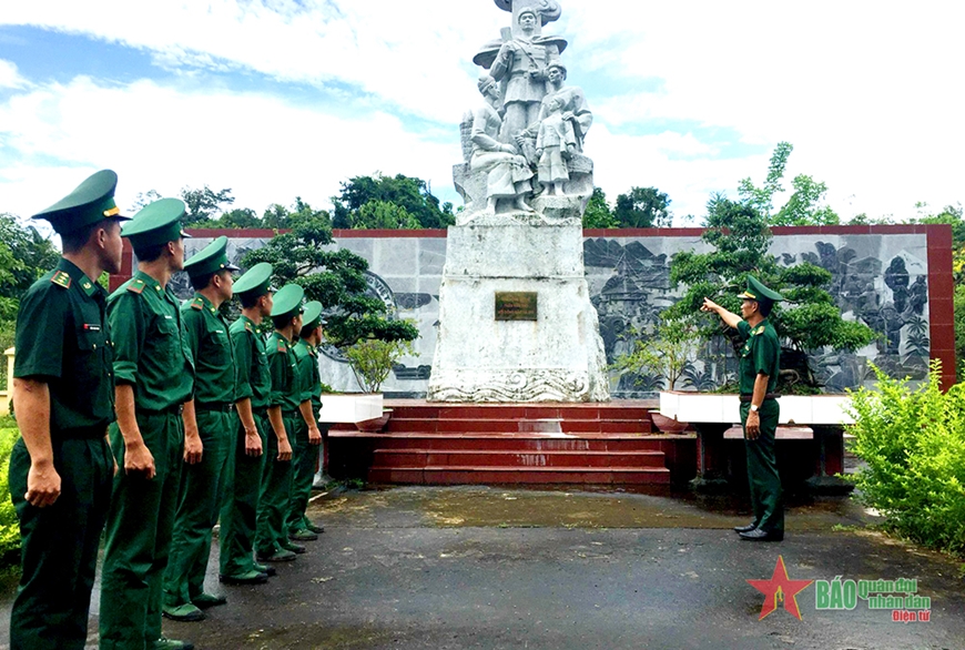 Cán bộ, chiến sĩ Đồn Biên phòng Leng Su Sìn ôn lại lịch sử truyền thống tại Khu tưởng niệm Anh hùng liệt sĩ Trần Văn Thọ (tháng 8-2022). Ảnh: VĂN CHUNG 