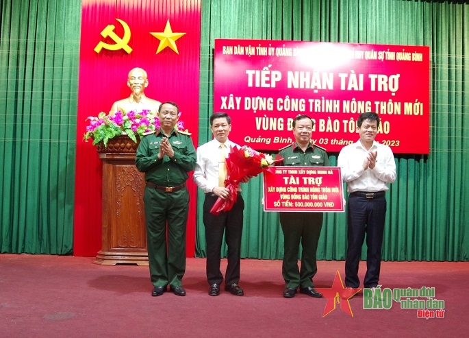 Ông Nguyễn Hữu Minh (thứ hai từ trái qua), Giám đốc Công ty TNHH xây dựng Minh Hà trao biển tài trợ 500 triệu đồng ủng hộ xây dựng công trình nông thôn mới.