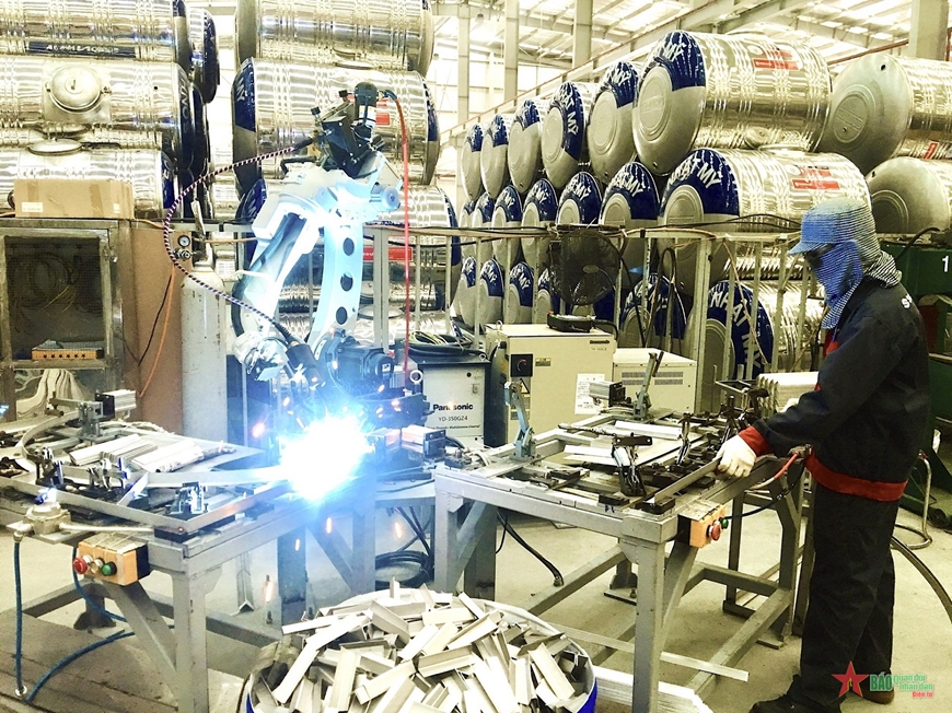 Ứng dụng cánh tay robot trong sản xuất tại Nhà máy thiết bị gia dụng Sơn Hà-Bắc Ninh. Ảnh: MINH ĐỨC 