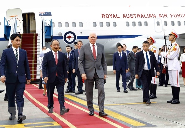 Chủ nhiệm Văn phòng Chủ tịch nước Lê Khánh Hải đón Toàn quyền Australia David Hurley tại Sân bay quốc tế Nội Bài.  