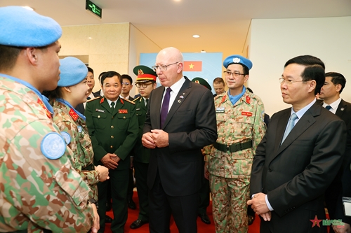 Chủ tịch nước Võ Văn Thưởng và Toàn quyền Australia thăm và giao lưu với Lực lượng mũ nồi xanh Việt Nam