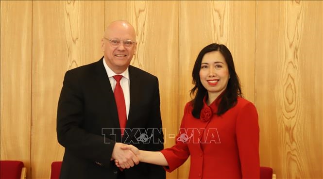 Thứ trưởng Bộ Ngoại giao Lê Thị Thu Hằng và Quốc Vụ khanh Bộ Ngoại giao Đức Andreas Michaelis tại cuộc đối thoại. 