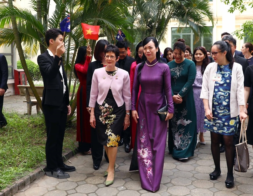 Phu nhân Chủ tịch nước và Phu nhân Toàn quyền Australia thăm Học viện Âm nhạc Quốc gia Việt Nam. 