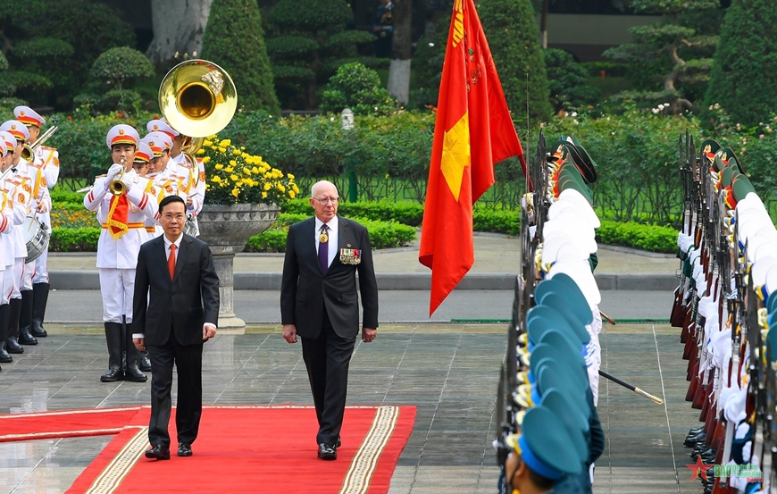 Chủ tịch nước Võ Văn Thưởng và Toàn quyền Australia David Hurley duyệt đội danh dự Quân đội nhân dân Việt Nam. 