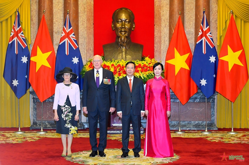 Chủ tịch nước Võ Văn Thưởng và Phu nhân với Toàn quyền Australia David Hurley cùng Phu nhân tại lễ đón. 