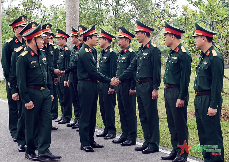 Lãnh đạo, chỉ huy Sư đoàn 325 đón Thượng tướng Nguyễn Tân Cương. 