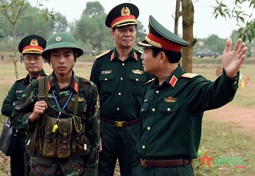 Thượng tướng Nguyễn Tân Cương ra tình huống để bộ đội thực hiện. 