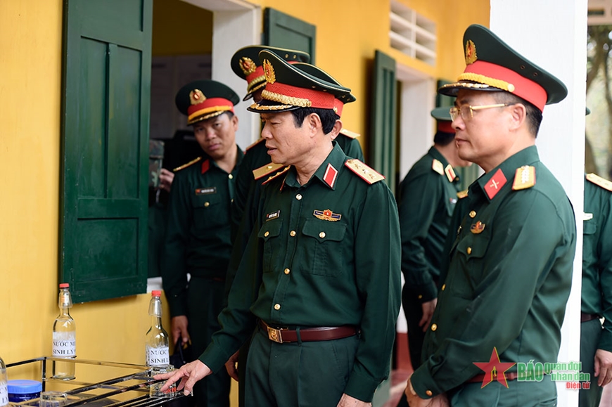  Thượng tướng Nguyễn Tân Cương kiểm tra công tác bảo đảm vệ sinh dịch tễ.