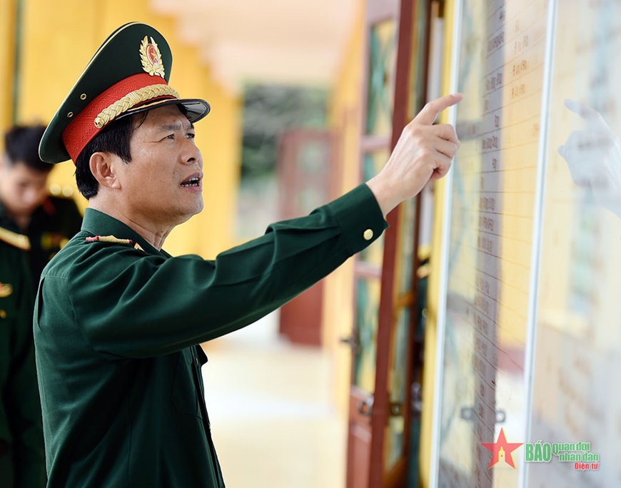  Thượng tướng Nguyễn Tân Cương kiểm tra khẩu phần ăn tại bếp ăn trung đoàn.