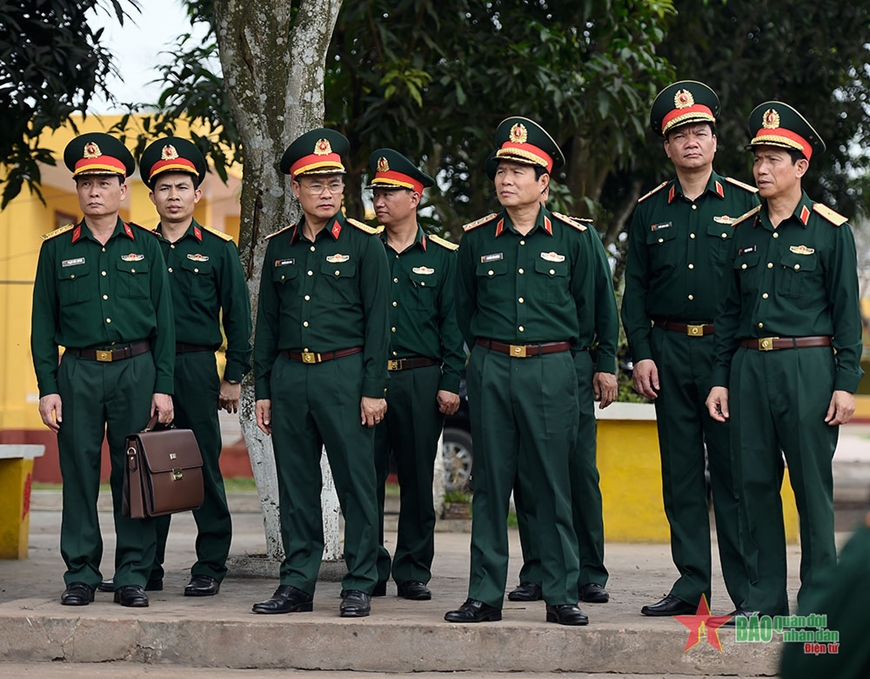  Thượng tướng Nguyễn Tân Cương quan sát khu vực tăng gia, sản xuất của Trung đoàn 18, Sư đoàn 325.