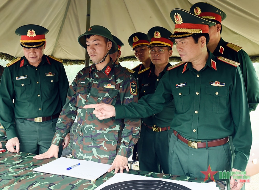 Thượng tướng Nguyễn Tân Cương kiểm tra kết quả bắn súng K54.