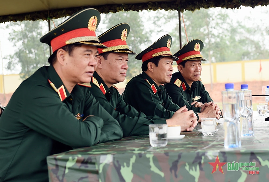  Thượng tướng Nguyễn Tân Cương cùng các đại biểu quan sát cán bộ, chiến sĩ Trung đoàn 18, Sư đoàn 325 bắn súng K54.