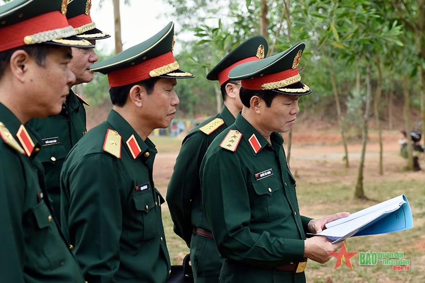 Thượng tướng Nguyễn Tân Cương kiểm tra công tác huấn luyện chiến thuật tại Trung đoàn 18, Sư đoàn 325. 