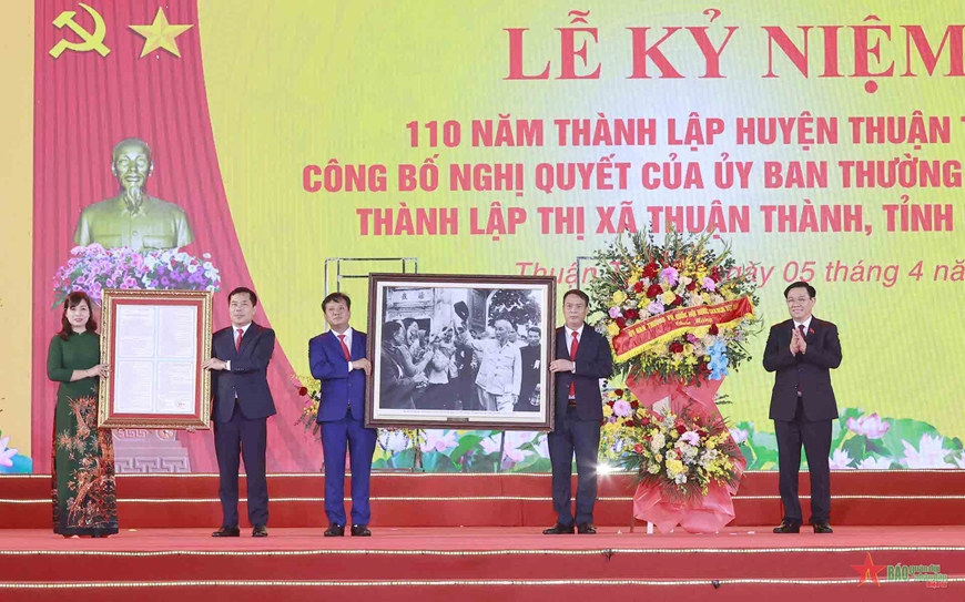 Chủ tịch Quốc hội chúc mừng Đảng bộ, chính quyền và nhân dân huyện Thuận Thành. Ảnh: DOÃN TẤN 