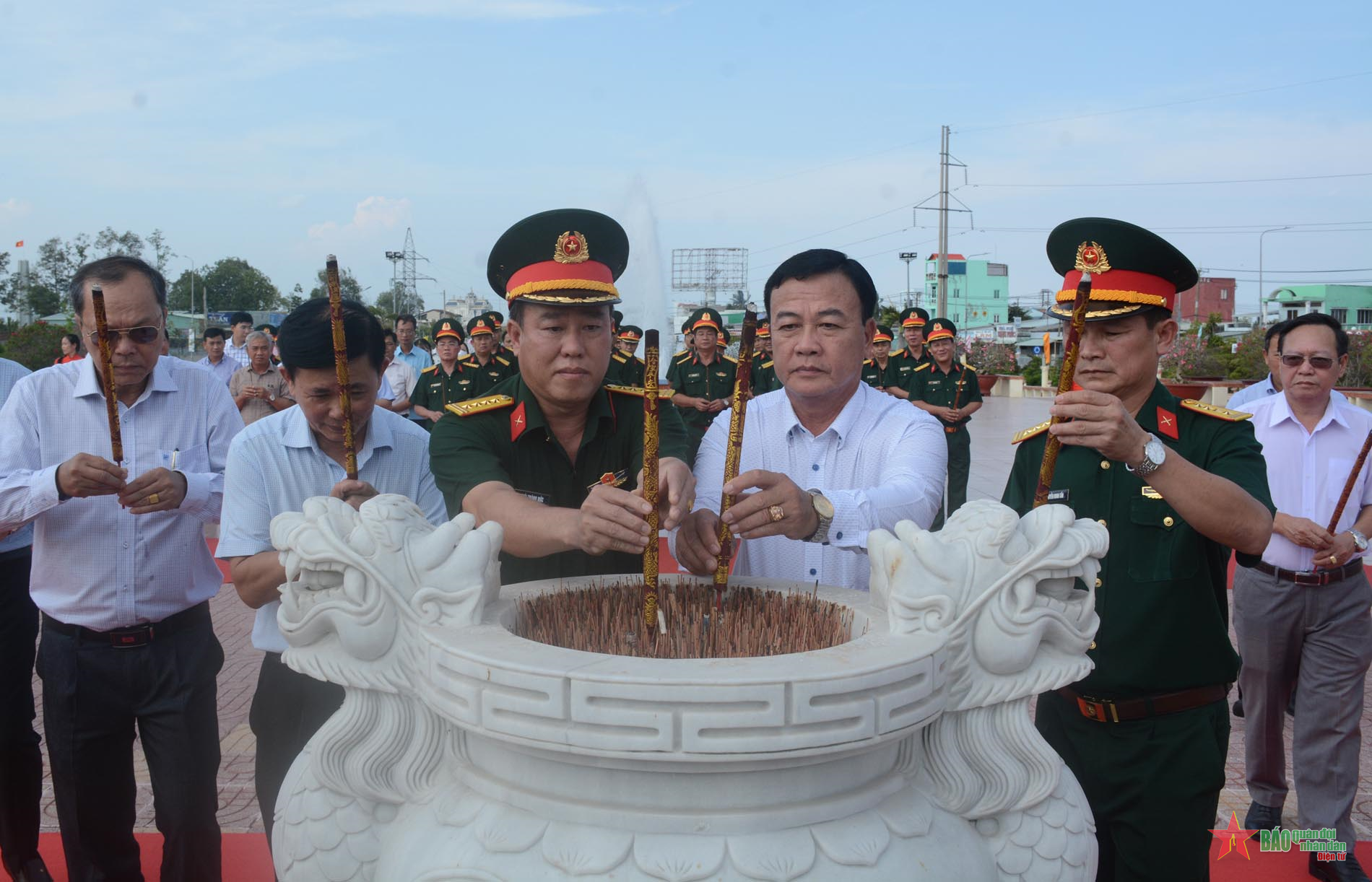 Dâng hương Tượng đài “Long An trung dũng, kiên cường, toàn dân đánh giặc”