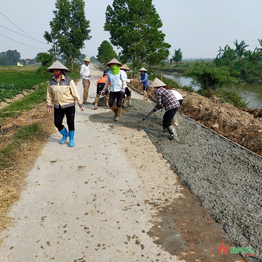  Người dân xã Yên Cường, huyện Ý Yên chung sức làm đường giao thông nông thôn. 