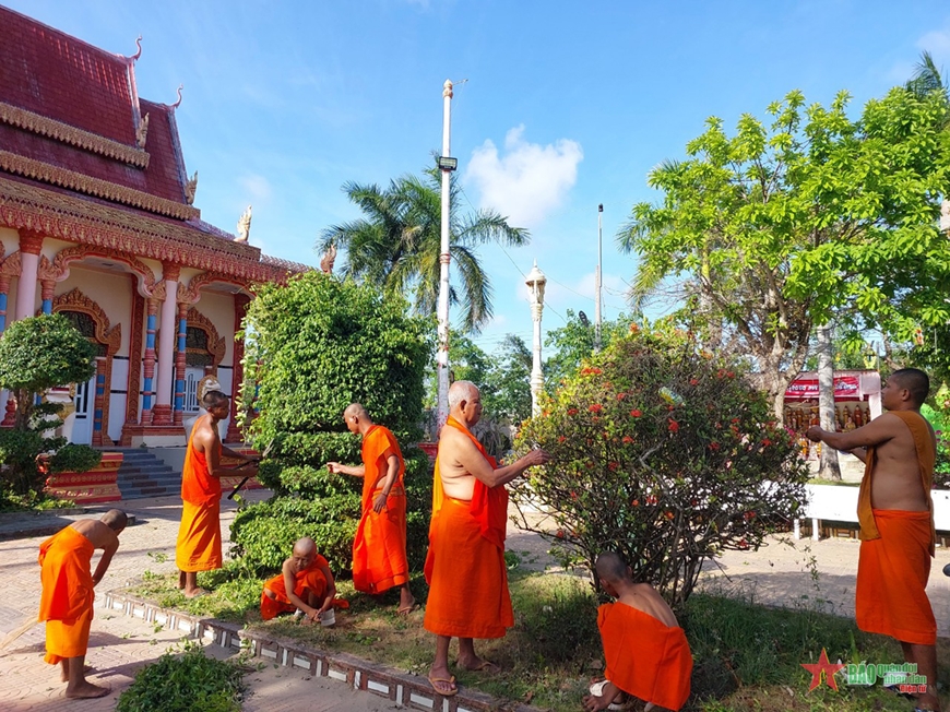  Các sư sãi Chùa Đơm Thnôt, ở phường Vĩnh Phước (Vĩnh Châu) cắt tỉa cây kiểng, dọn dẹp vệ sinh khuôn viên Chùa để đón Tết Chol Chnam Thmay của đồng bào Khmer.