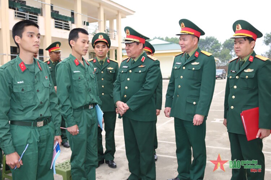 Lãnh đạo, chỉ huy Quân khu 2 và Trung đoàn 148 trò chuyện với chiến sĩ mới, đầu tháng 3-2023. 