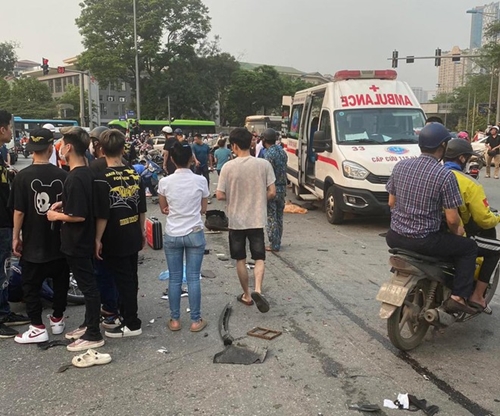 Hà Nội: Ô tô gây tai nạn liên hoàn tại ngã tư