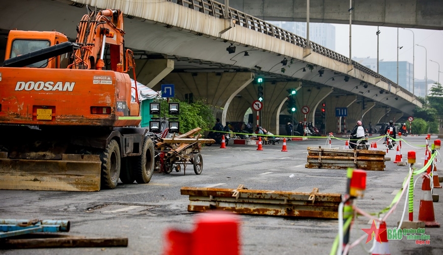 Các đơn vị đang khẩn trương dựng rào chắn và vận chuyển các thiết bị phục vụ dự án xây cầu vượt thép song song với cầu vượt Mai Dịch. 