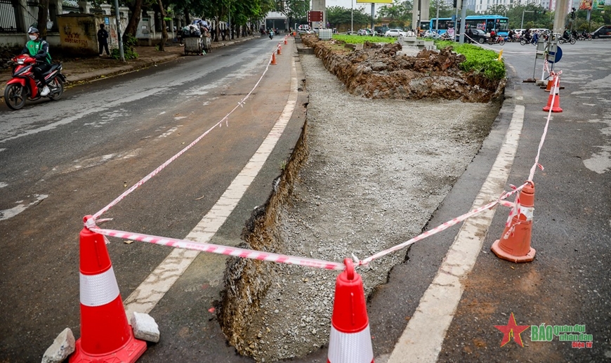 Sau hơn 1 tháng triển khai, đơn vị thi công đang gấp rút hoàn thiện phần cáp đi ngầm. 