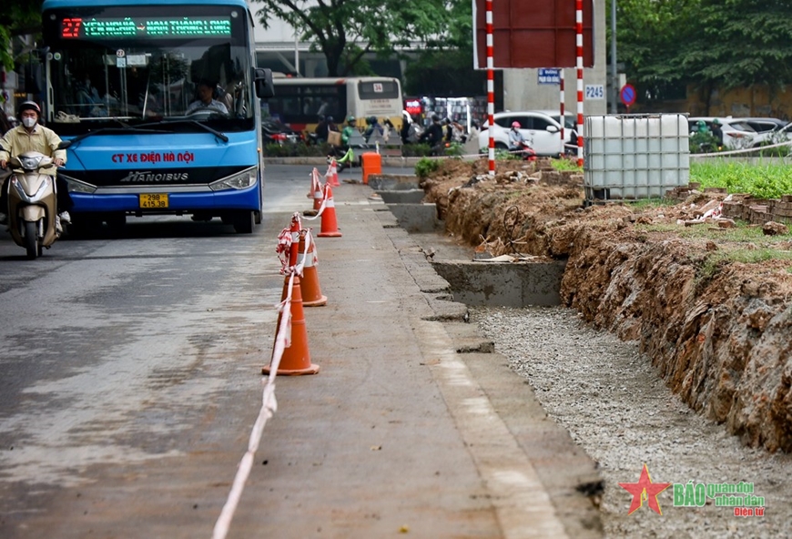 Mỗi bên cầu vượt Mai Dịch hiện tại sẽ được xây dựng một đơn nguyên cầu đô thị rộng 7,75m gồm 1 làn xe cơ giới (3,5m) và 1 làn xe hỗn hợp (3m), còn lại là dải an toàn và bó vỉa. 