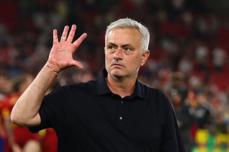 HLV Jose Mourinho đang nhận được những lời mời chào hấp dẫn đến từ Trung Đông. Ảnh: Getty 