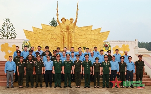 Bộ tư lệnh Quân khu 5 đến thăm, chúc tết các địa phương, đơn vị của Lào