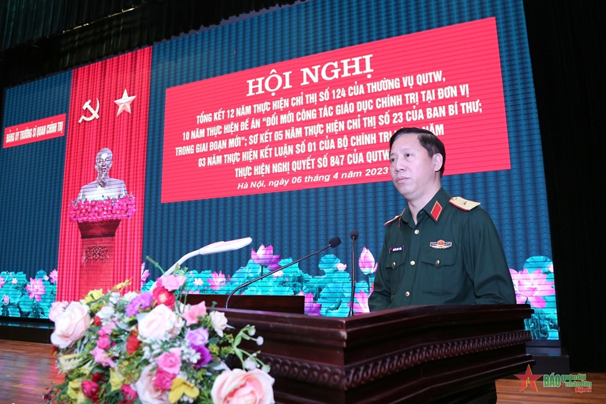 Thiếu tướng Nguyễn Quốc Tuấn, Bí thư Đảng ủy, Chính ủy Trường Sĩ quan Chính trị phát biểu tại Hội nghị. 
